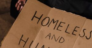 Illustration de Influenceurs et pauvreté : l'éthique du buzz sur les réseaux influencer-helping-homeless