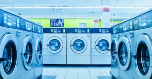 Illustration de Laveries automatiques : de simples services à lieux de vie connectés modern-laundromat-interior