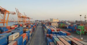 Illustration de Crise logistique et guerre en Iran : SEB menacé par la hausse des coûts shipping-container-port