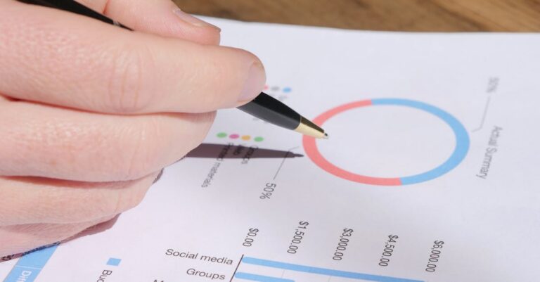 Illustration de Déficit Sécu 2025 : Moins important que prévu, mais la vigilance reste de mise social-security-deficit-graph