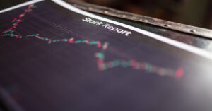 Illustration de Wall Street dégringole face aux incertitudes mondiales stock-market-falling