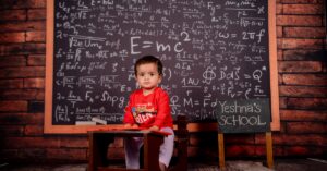 Illustration de Baby-sitting étudiant : entre précarité et travail non déclaré student-babysitting