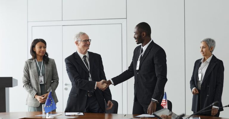 Illustration de Fonds d'investissement syndicats-patronat : Un projet en suspens union-negotiations-table