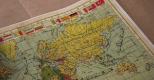 Illustration de Retour en France de deux ex-otages français après un calvaire iranien French-flag-Iran-map