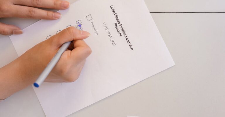 Illustration de Hollande 2027 : l'ex-président prépare son retour Hollande-presidential-election