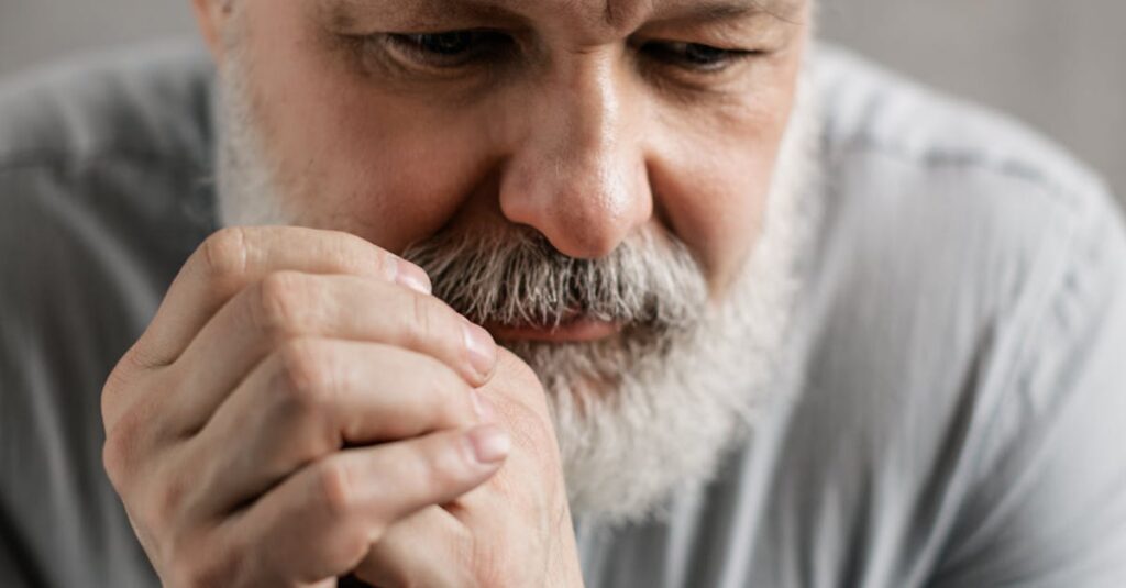 Illustration de Retraite : le choc du vide pour les actifs passionnés elderly-man-contemplating