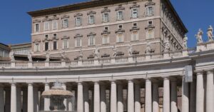 Illustration de Macron-Pape Léon XIV : Fin de vie, Algérie, écoles catholiques au menu macron-pope-vatican