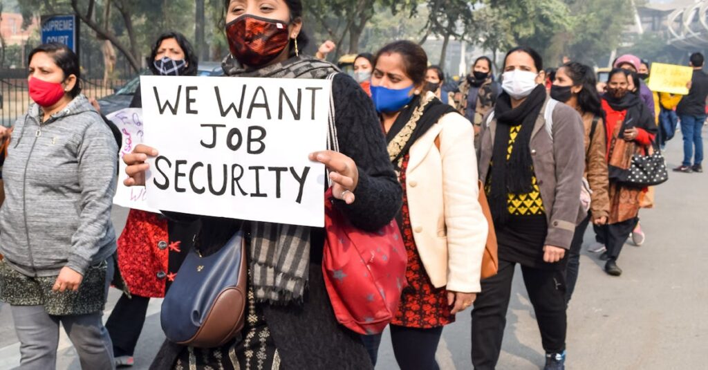 Illustration de Emmanuel Macron face aux défis de l'emploi et des réformes macron-speech-employment