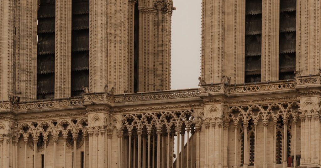 Illustration de Une visite papale à Notre-Dame se profile pour Léon XIV pope-Notre-Dame