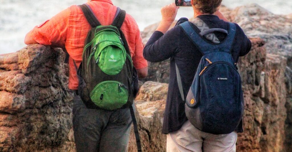 Illustration de Retraite 2026 : Le palmarès des pays où s'installer pour une vie épanouie retired-couple-traveling