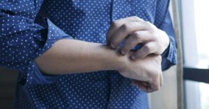 Illustration de Eczéma, psoriasis : une avancée sur les liens peau-stress stressed-skin-irritation