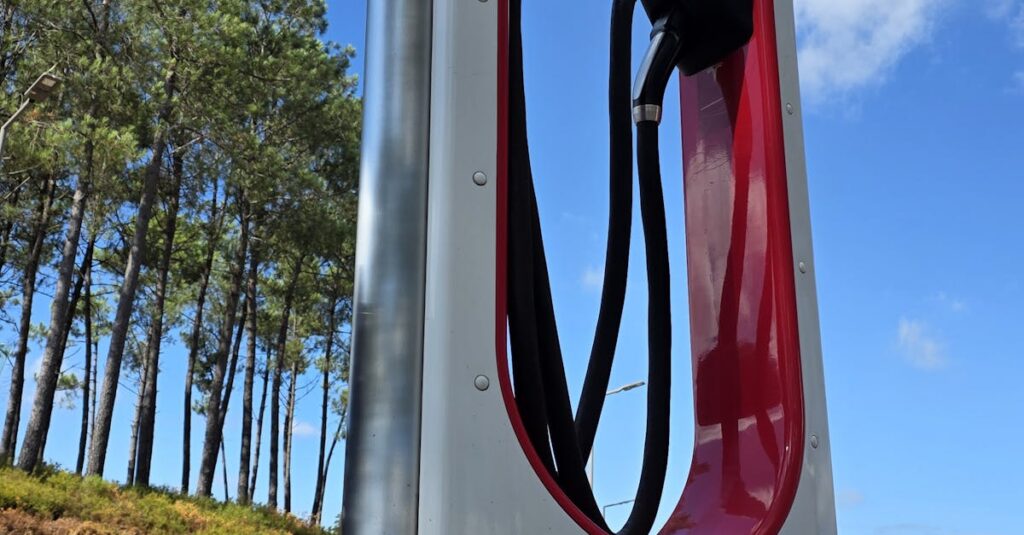 Illustration de Saint-Saturnin sous les projecteurs grâce à Tesla et Elon Musk tesla-supercharger-france