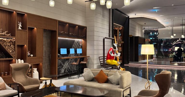 Illustration de Accor : Sébastien Bazin envisage un départ anticipé Accor-hotel-lobby