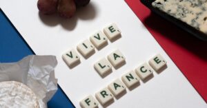 Illustration de Identité nationale : la gauche fracturée entre Mélenchon et Glucksmann French-identity-debate