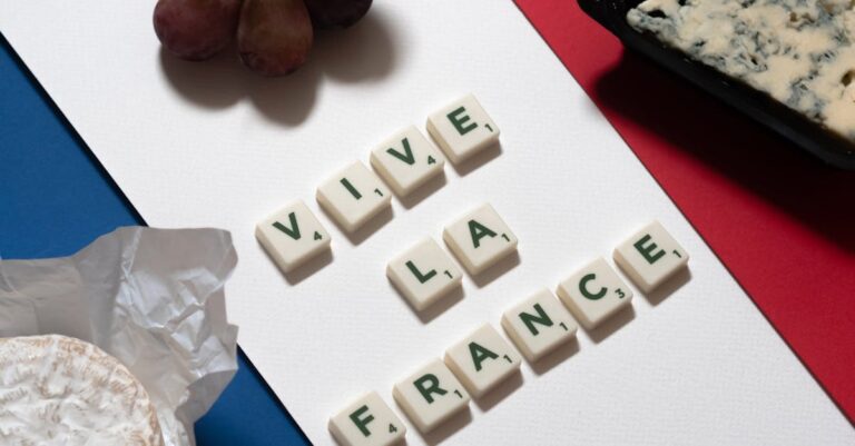Illustration de Identité nationale : la gauche fracturée entre Mélenchon et Glucksmann French-identity-debate