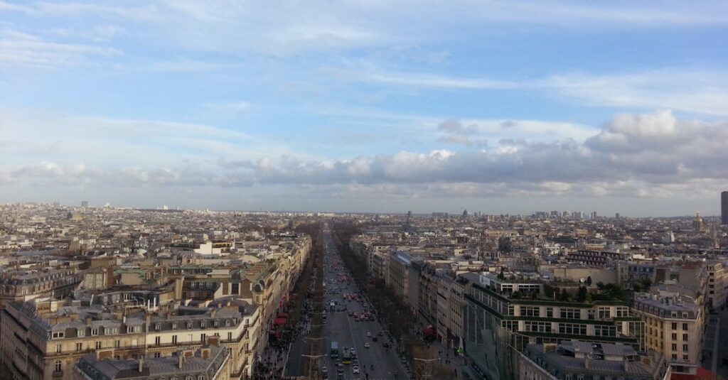 Illustration de Violences après la victoire du PSG : la droite s'indigne, la gauche minimise Paris-Champs-Elysees-riots