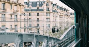 Illustration de Municipales Paris : fracture Est-Ouest et modes de vie des électeurs Paris-cityscape-with-metro