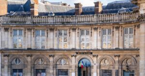Illustration de Périscolaire à Paris : Emmanuel Grégoire en appelle à la confiance Paris-school-building-exterior