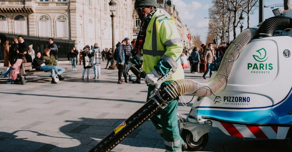 Illustration de Paris : Grégoire s'attaque aux 1000 points noirs de propreté Paris-street-cleaning