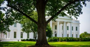 Illustration de Trump : Le président de la Fed doit être "complètement indépendant" Trump-Warsh-White-House