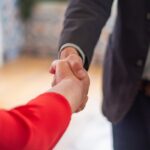 Ursula-von-der-Leyen-Emmanuel-Macron-handshake