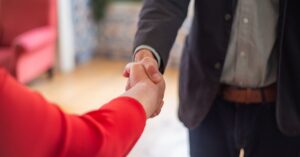 Ursula-von-der-Leyen-Emmanuel-Macron-handshake