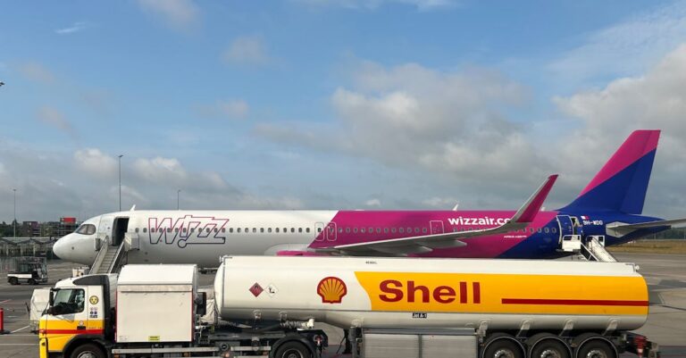 Illustration de Malgré le kérosène cher, pas d'annulations massives de vols cet été airplane-fuel-prices