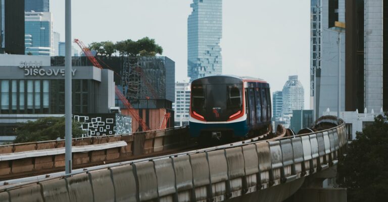 Illustration de Tragédie Ferroviaire à Bangkok : Huit Morts dans une Collision bangkok-train-crash