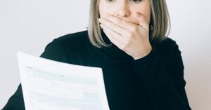 Illustration de Déclaration revenus 2026 : casse-tête pour les indépendants confused-independent-businessperson-tax