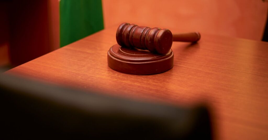 Illustration de Elon Musk contre Sam Altman : le procès de l'IA qui captive la Silicon Valley courtroom-artificial-intelligence-trial