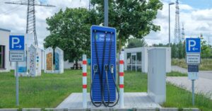 Illustration de Électrification en France : Macron dévoile des initiatives majeures electric-car-charging-station-1