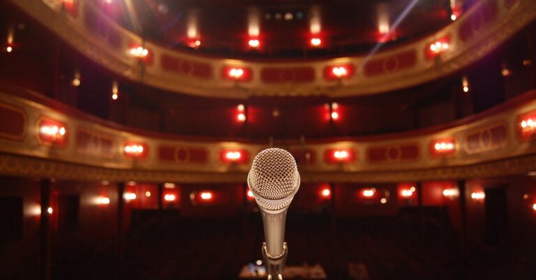 Illustration de Felicity Lott : la mezzo-soprano face au cancer, avec joie opera-singer-stage