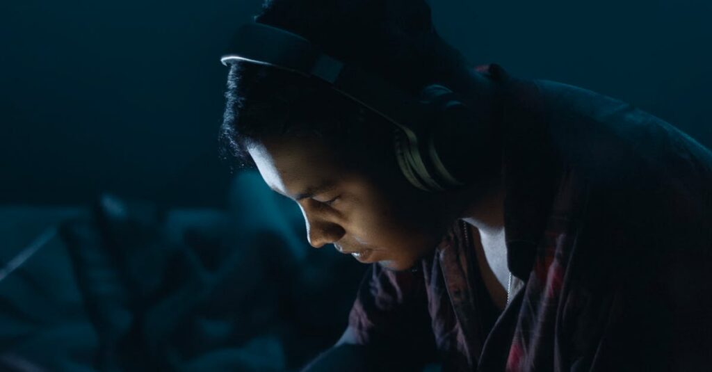 teenager-phone-night