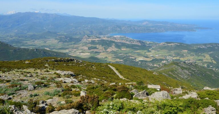 Illustration de Corse : entre unité nationale et autonomie insulaire, un équilibre délicat Corsican-landscape-autonomy