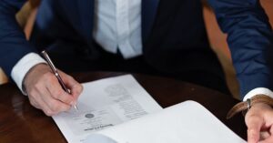 Illustration de Accord Iran-USA : Trump signe à Versailles, une paix plus conciliante? Donald-Trump-signing-document-1