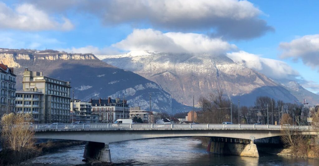 Illustration de Grenoble : une école traumatisée par une fusillade et le trafic Grenoble-school-fusillade