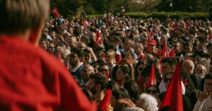 Illustration de LFI et la bataille culturelle : Fête de la musique et codes populaires Melenchon-political-rally