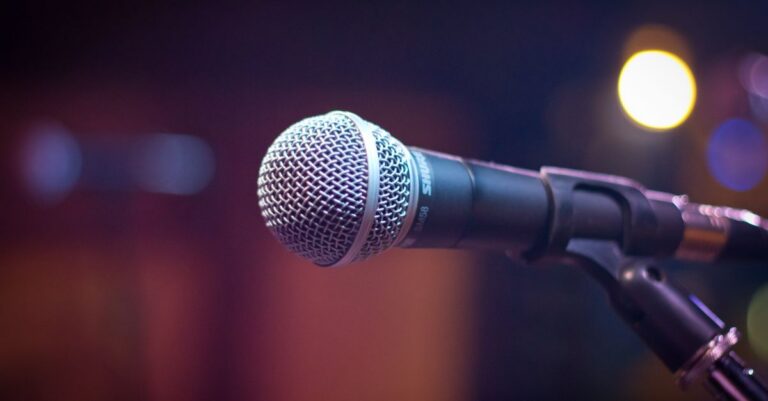 Mick-Jagger-microphone-stage