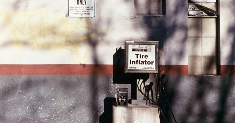 Illustration de USA : L'inflation à la production bondit à 6,5% en mai US-inflation-chart-gas-pump