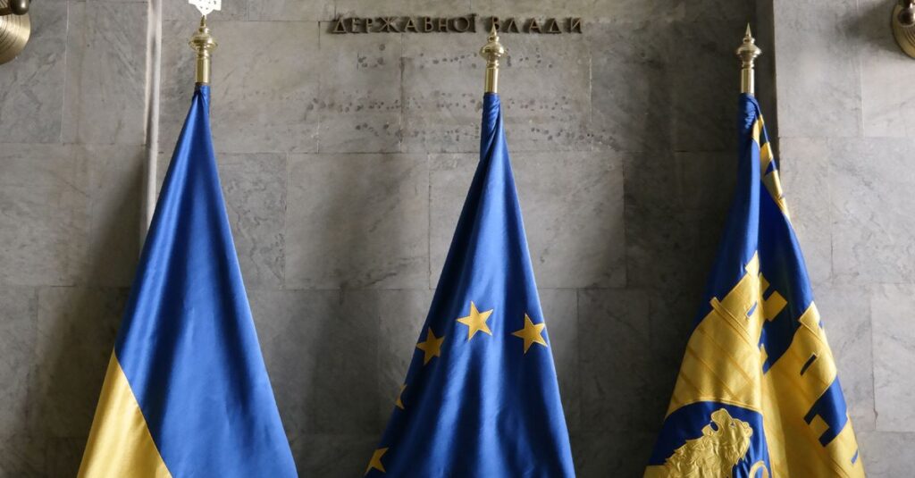Illustration de L'Ukraine entame les négociations d'adhésion à l'UE : un long chemin en perspective Ukraine-EU-flag
