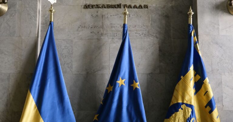Illustration de L'Ukraine entame les négociations d'adhésion à l'UE : un long chemin en perspective Ukraine-EU-flag