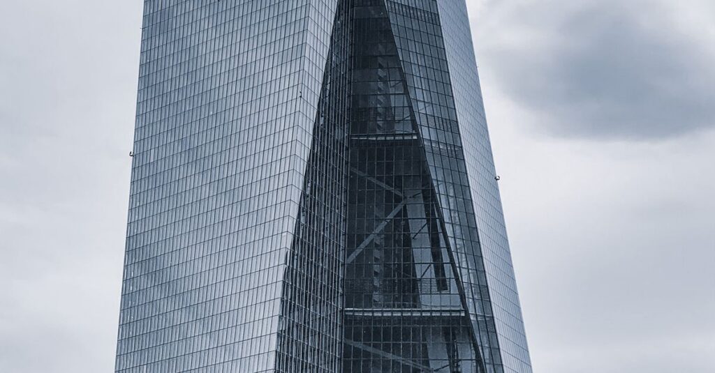 Illustration de Banques Centrales : Gardiennes de la Stabilité Économique central-bank-building-1