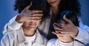 Illustration de Royaume-Uni: ultimatum aux géants tech contre l'abus sexuel des mineurs child-online-safety