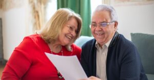 Illustration de Impôts : avantages fiscaux pour seniors à ne pas oublier elderly-couple-tax-declaration