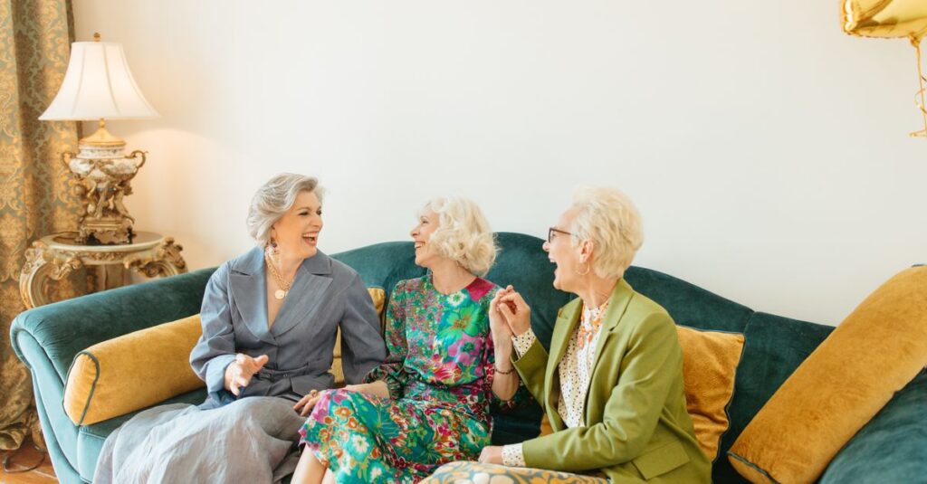 Illustration de Nouer de grandes amitiés après 60 ans : un défi enrichissant elderly-friends-laughing