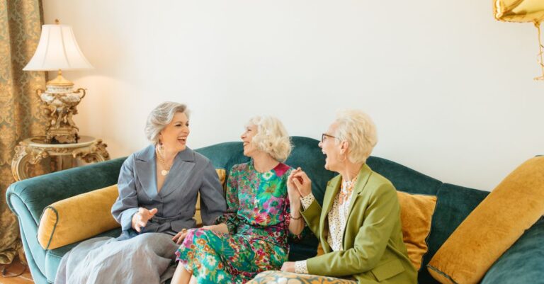 Illustration de Nouer de grandes amitiés après 60 ans : un défi enrichissant elderly-friends-laughing