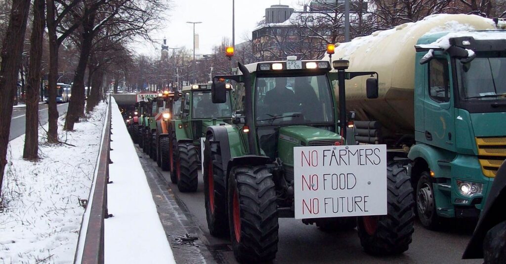 Illustration de Tensions en interne à la Coordination Rurale à Poitiers farmers-protest-tractors
