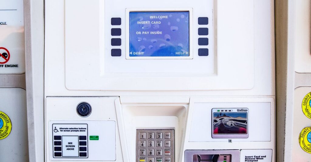 Illustration de Carburants : Macron veut une baisse répercutée à la pompe gas-pump-prices-1