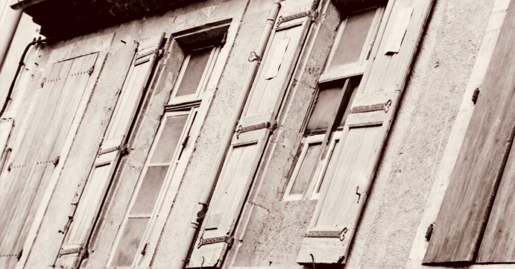 Illustration de ABF et fenêtres : le tribunal d'Orléans tranche sur les matériaux house-windows-historic