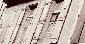 Illustration de ABF et fenêtres : le tribunal d'Orléans tranche sur les matériaux house-windows-historic